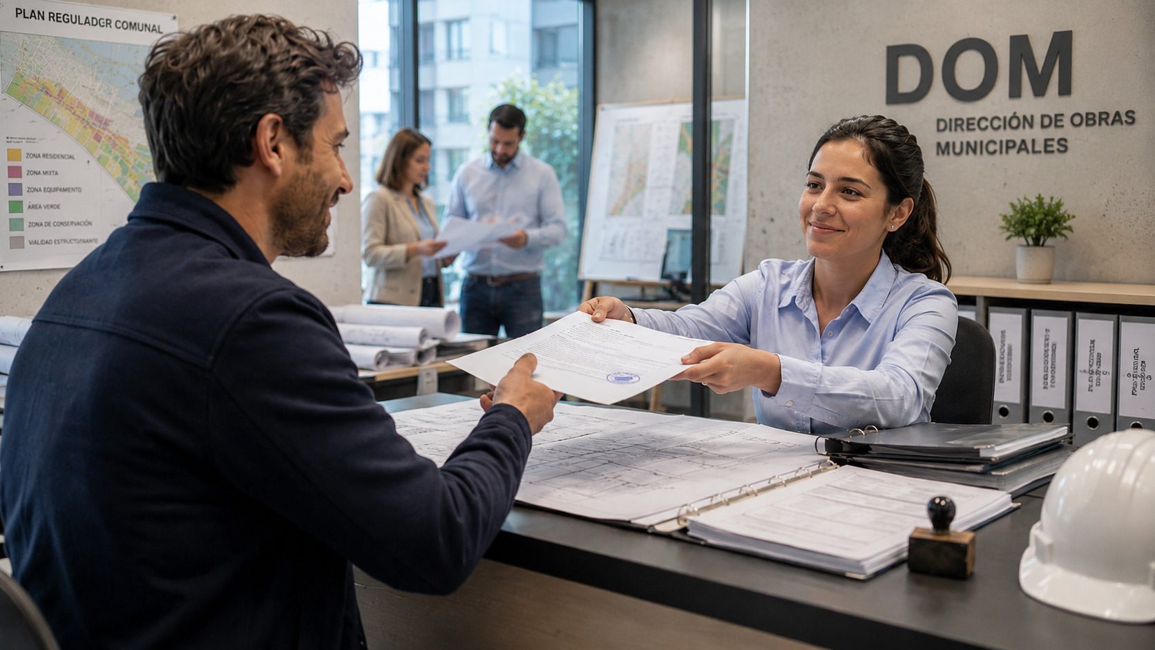 Propietario recibiendo comprobante de archivo de la declaración jurada de inicio de obras en una DOM
